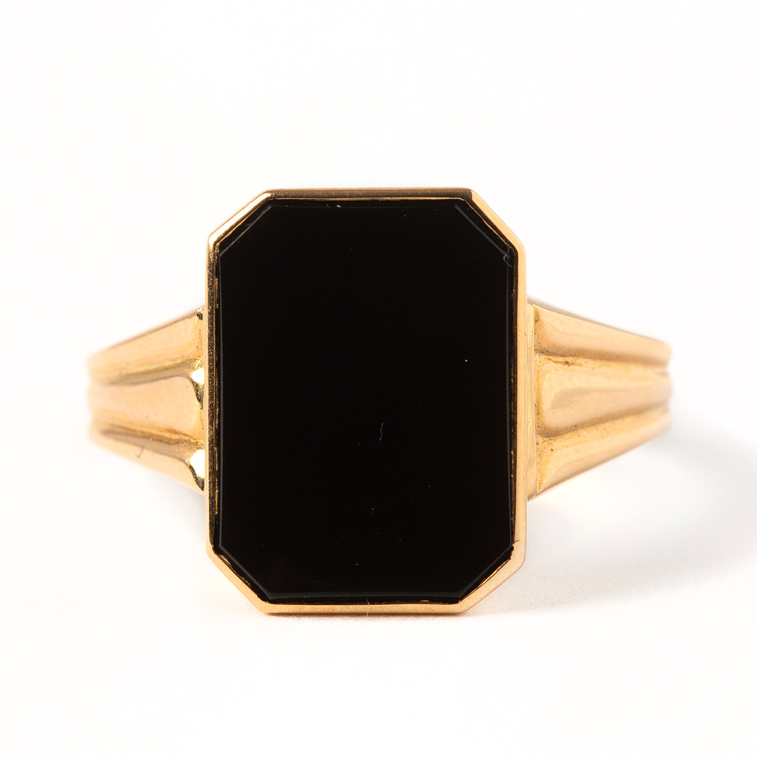 RING, 18K guld med onyx, Östebergs, Borås, 1961.