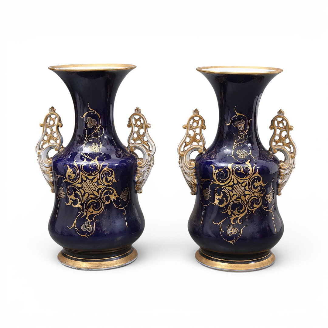 Pair of French Napoléon III Saint Valentin porcelain vases, second half of the 19th century.