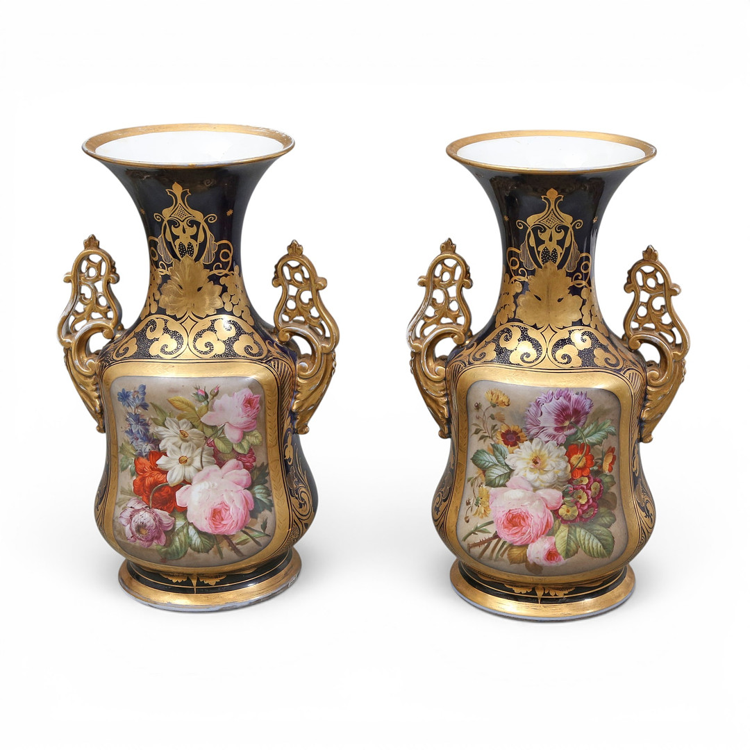 Pair of French Napoléon III Saint Valentin porcelain vases, second half of the 19th century.