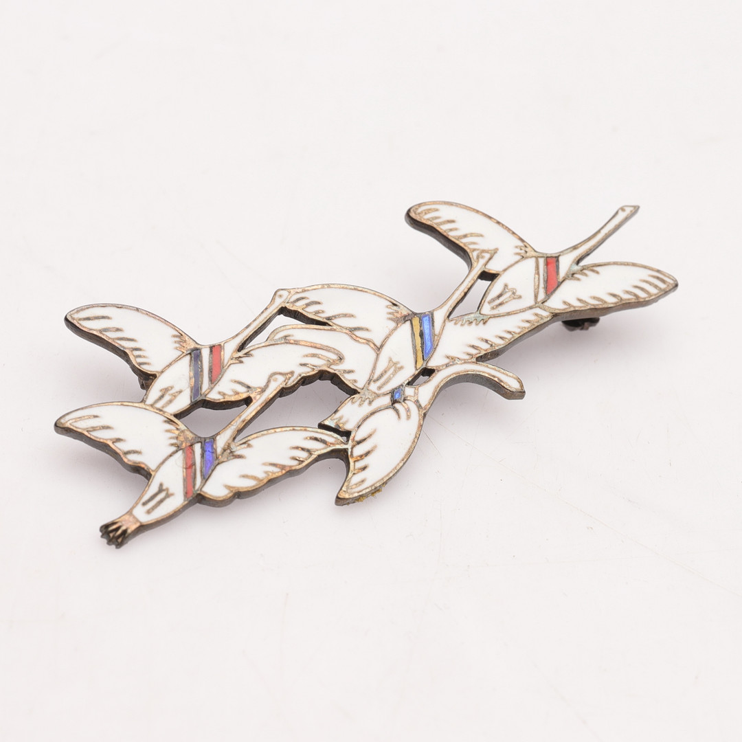 ERIK MAGNUSSON. Brosch, sterlingsilver med emaljerad dekor, " De fem svanarna från norden", Dragsted, Danmark.