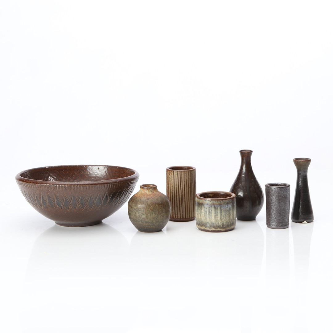 VASER, SEX ST OCH SKÅL. WALLÅKRA. Saltglaserat stengods. 1900-tal. Märkta.
