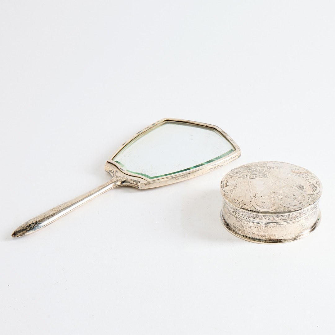 SPEGEL SAMT ASK MED LOCK, silver, Japan, 1900-talets första hälft signerade.
