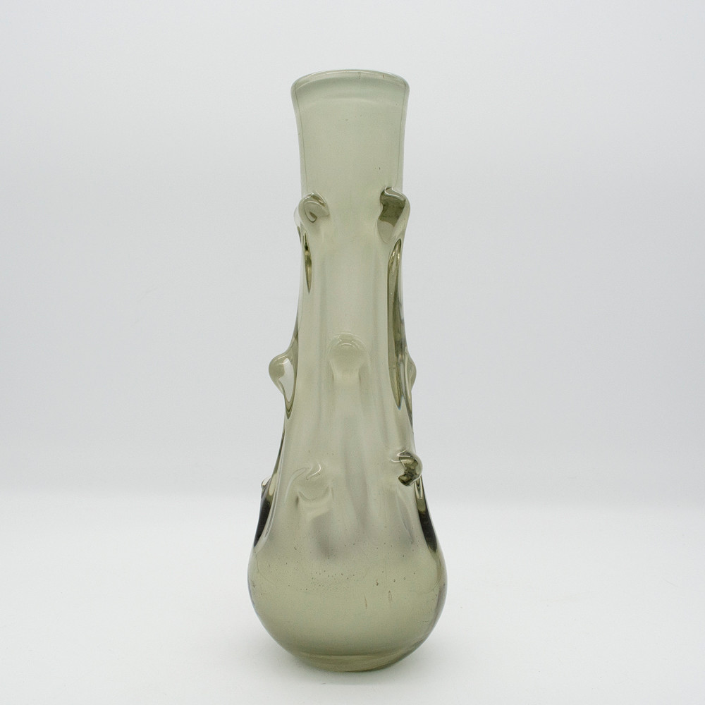 VASE AUS MURANOGLAS, NOPPENVASE, WEISS MIT TRANSPARENTEN, LEICHT GRAUEN ÜBERFANG.