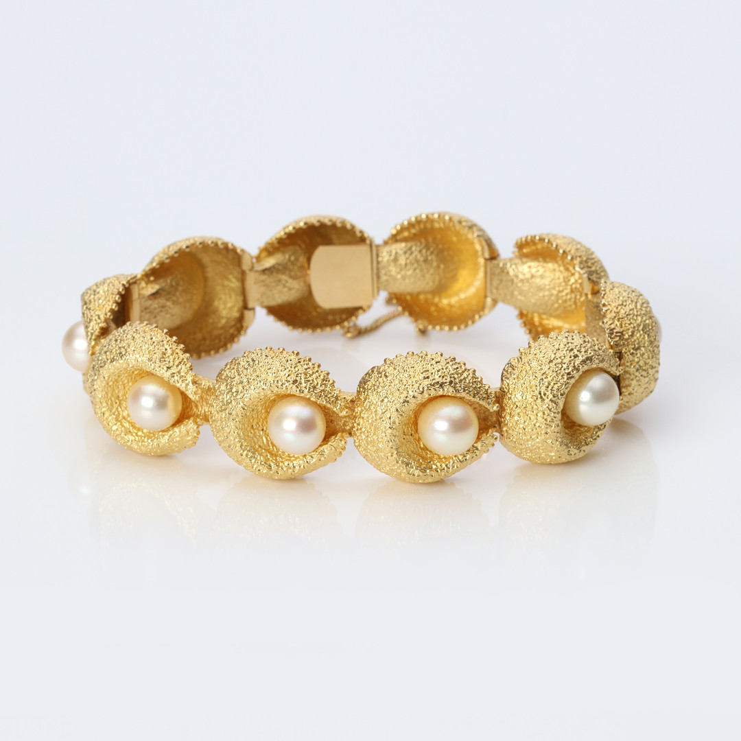 PÄRLARMBAND. 18k guld med odlade pärlor, oidentifierad tillverkare, totalvikt ca 73,6 gram.