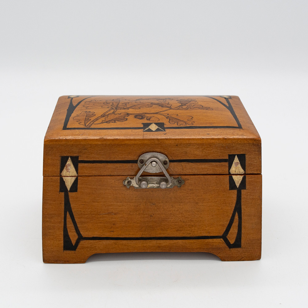 JUGENDSTIL SCHMUCKSCHATULLE, AUS BIRNBAUM HOLZ MIT EICHENLAUB INTARSIEN.