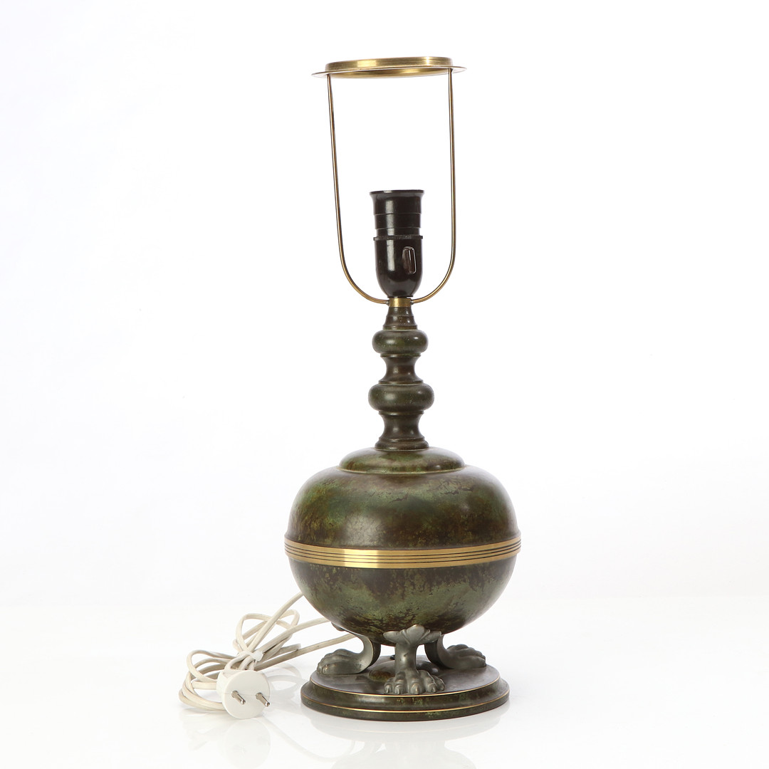 SVENSKA METALLVERKET, BORDSLAMPA. Patinerad brons. 1930/40-tal.