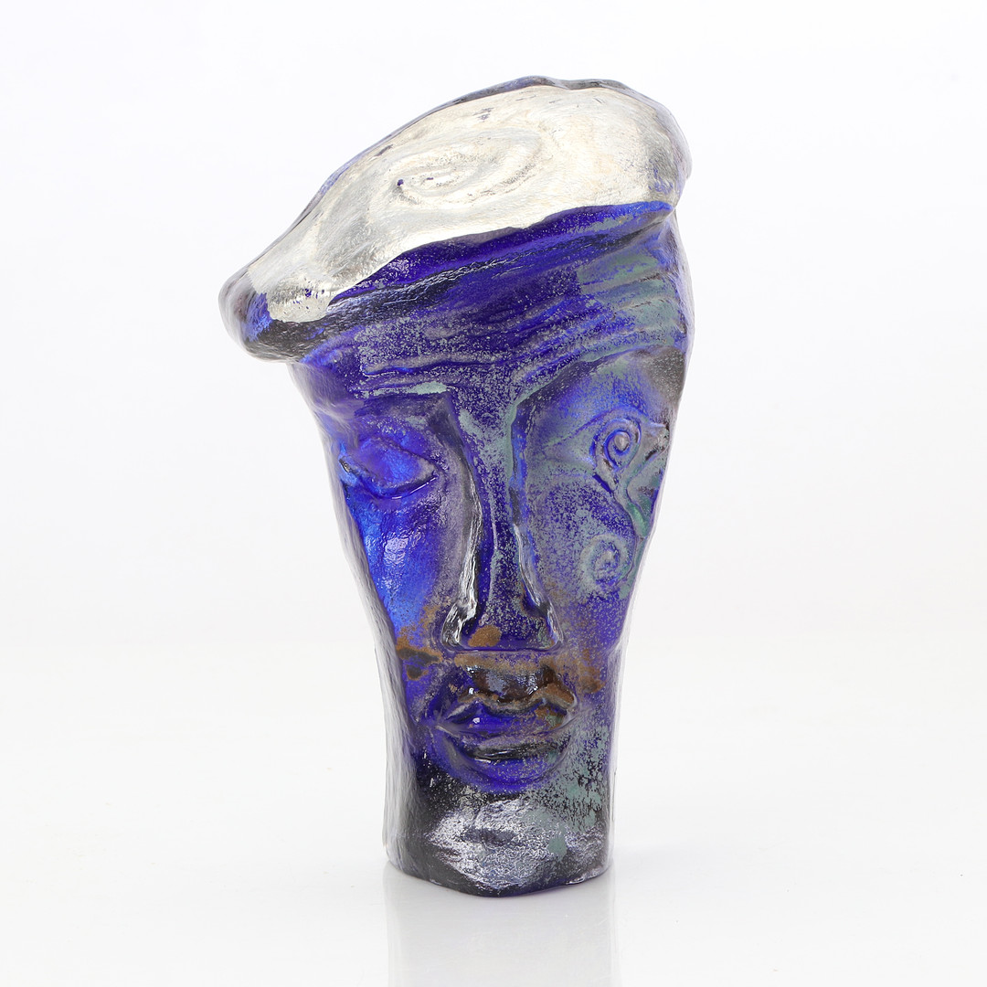 JOHANSFORS, GLASSKULPTUR. Sandgjutet konstglas. Manshuvud. Etikettmärkt.