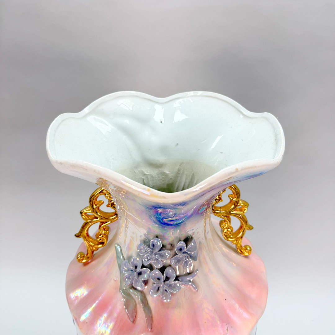 GOLVVAS dekorerad med blommor och ett pärlemor skimmer, porslin, 1900 talets mitt.