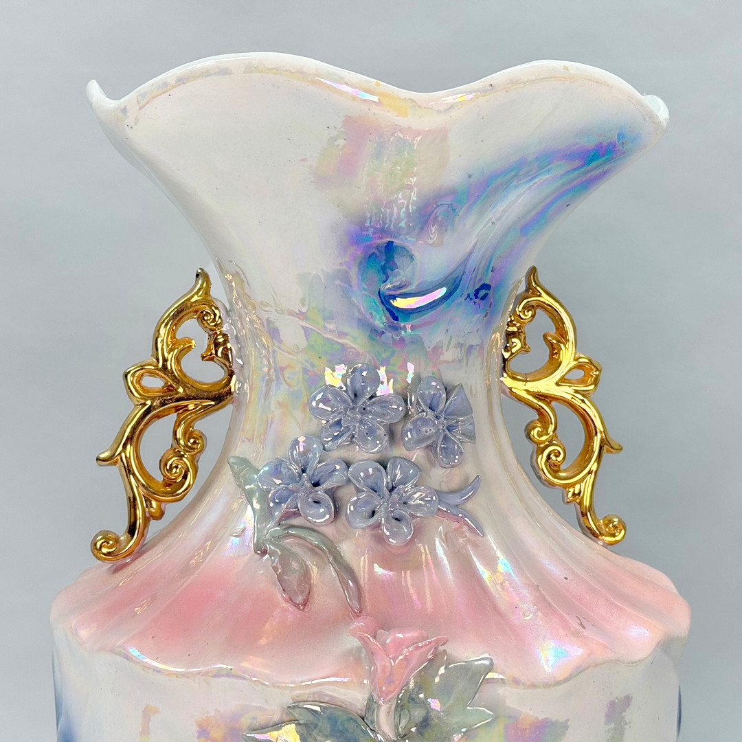 GOLVVAS dekorerad med blommor och ett pärlemor skimmer, porslin, 1900 talets mitt.