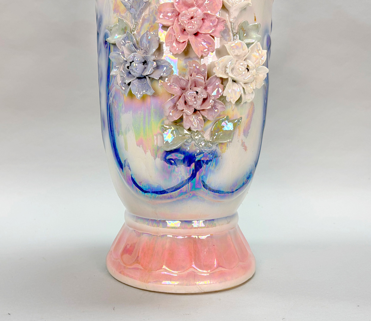 GOLVVAS dekorerad med blommor och ett pärlemor skimmer, porslin, 1900 talets mitt.