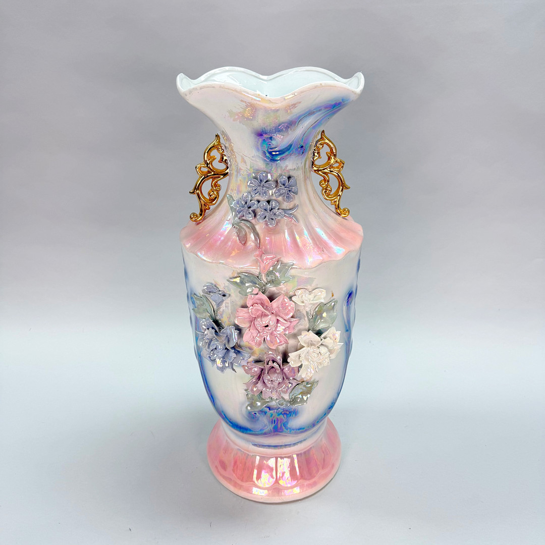 GOLVVAS dekorerad med blommor och ett pärlemor skimmer, porslin, 1900 talets mitt.
