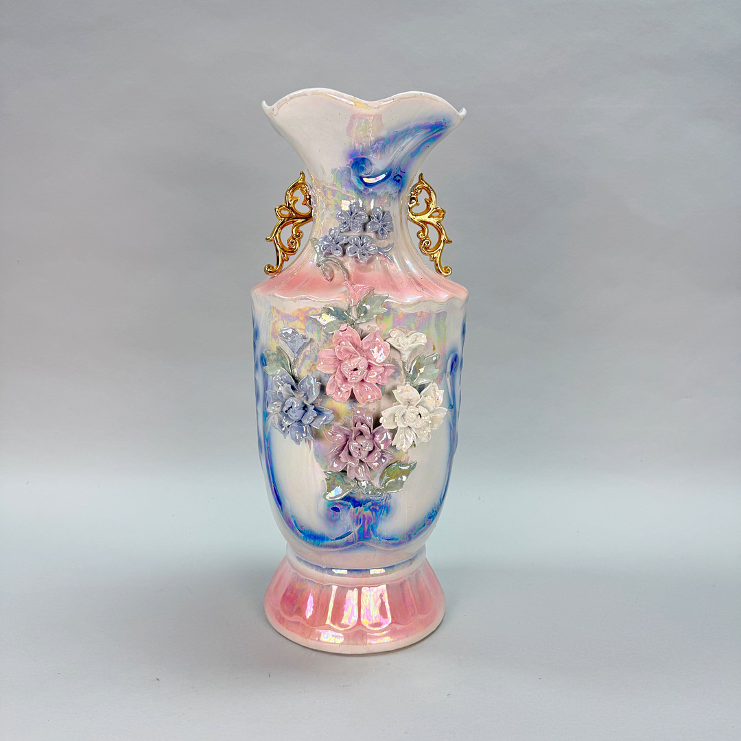 GOLVVAS dekorerad med blommor och ett pärlemor skimmer, porslin, 1900 talets mitt.