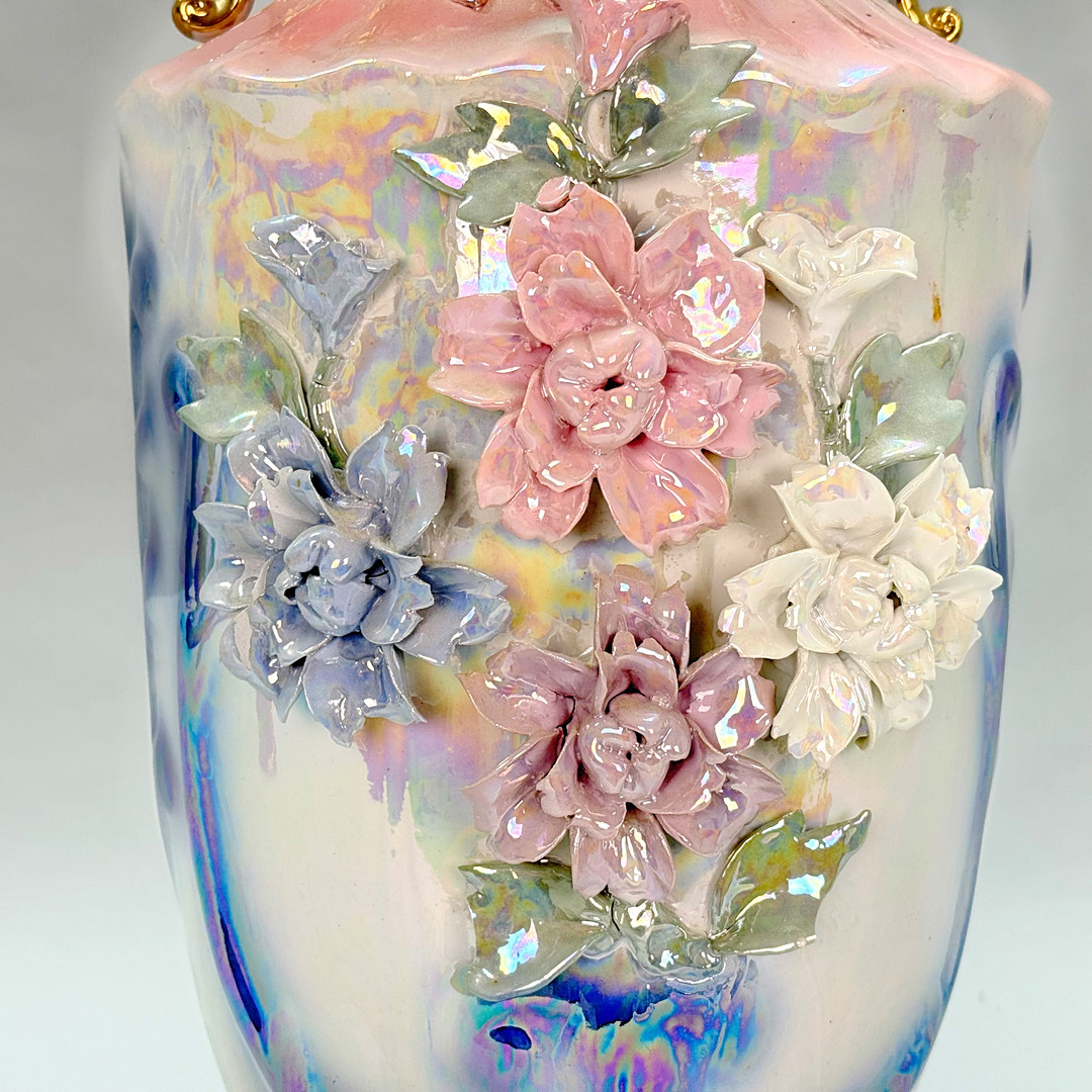 GOLVVAS dekorerad med blommor och ett pärlemor skimmer, porslin, 1900 talets mitt.