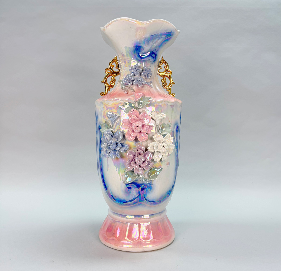 GOLVVAS dekorerad med blommor och ett pärlemor skimmer, porslin, 1900 talets mitt.