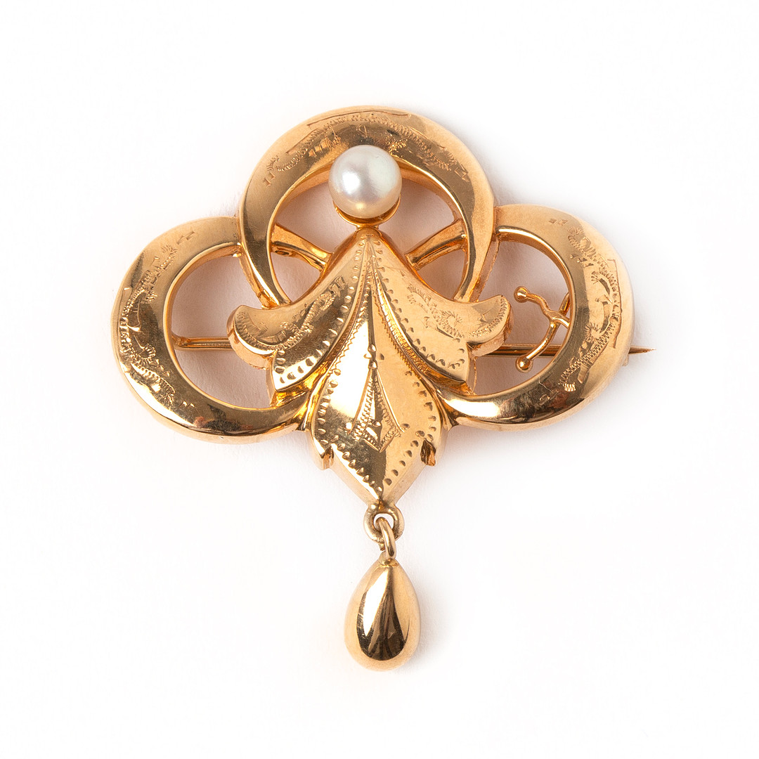 BROSCH, 18K guld med odlad pärla, Gustav Dahlgren & Co, Malmö, 1966.