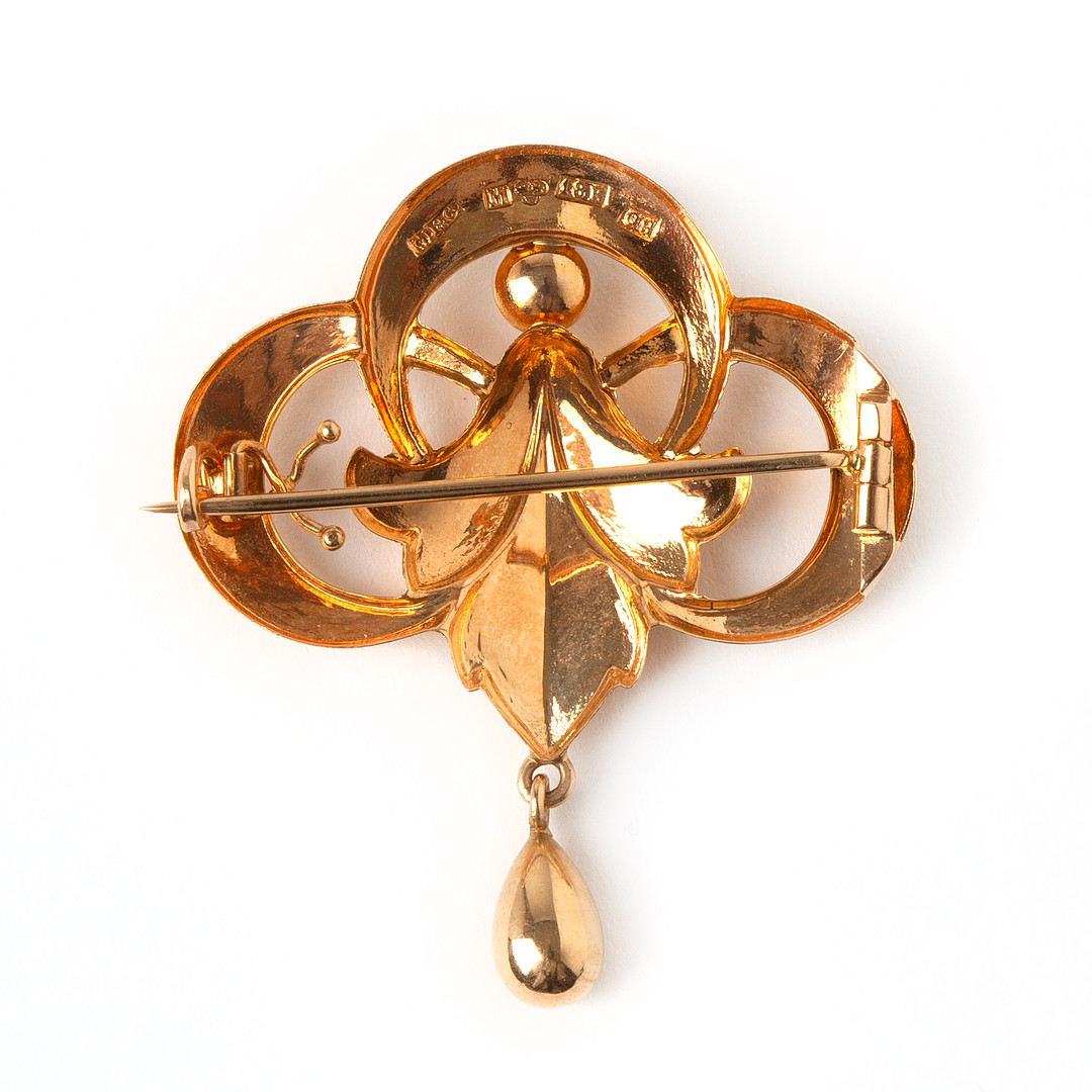 BROSCH, 18K guld med odlad pärla, Gustav Dahlgren & Co, Malmö, 1966.