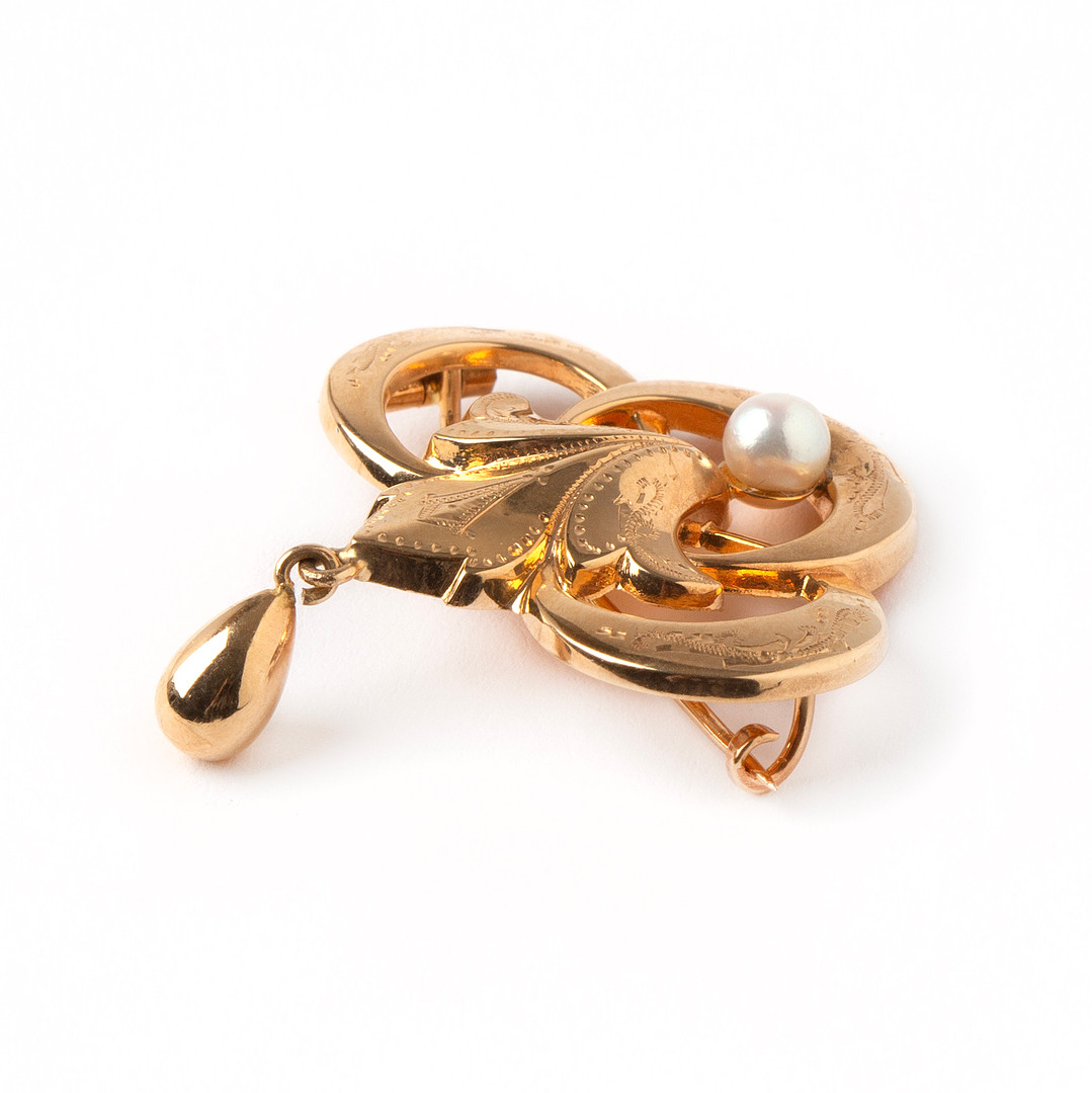 BROSCH, 18K guld med odlad pärla, Gustav Dahlgren & Co, Malmö, 1966.