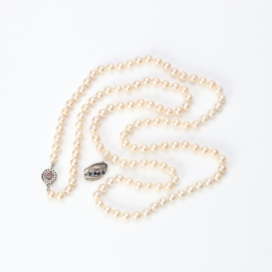 LÅNG PÄRLCOLLIER. Odlade saltvattenpärlor, lås i 18k vitguld.