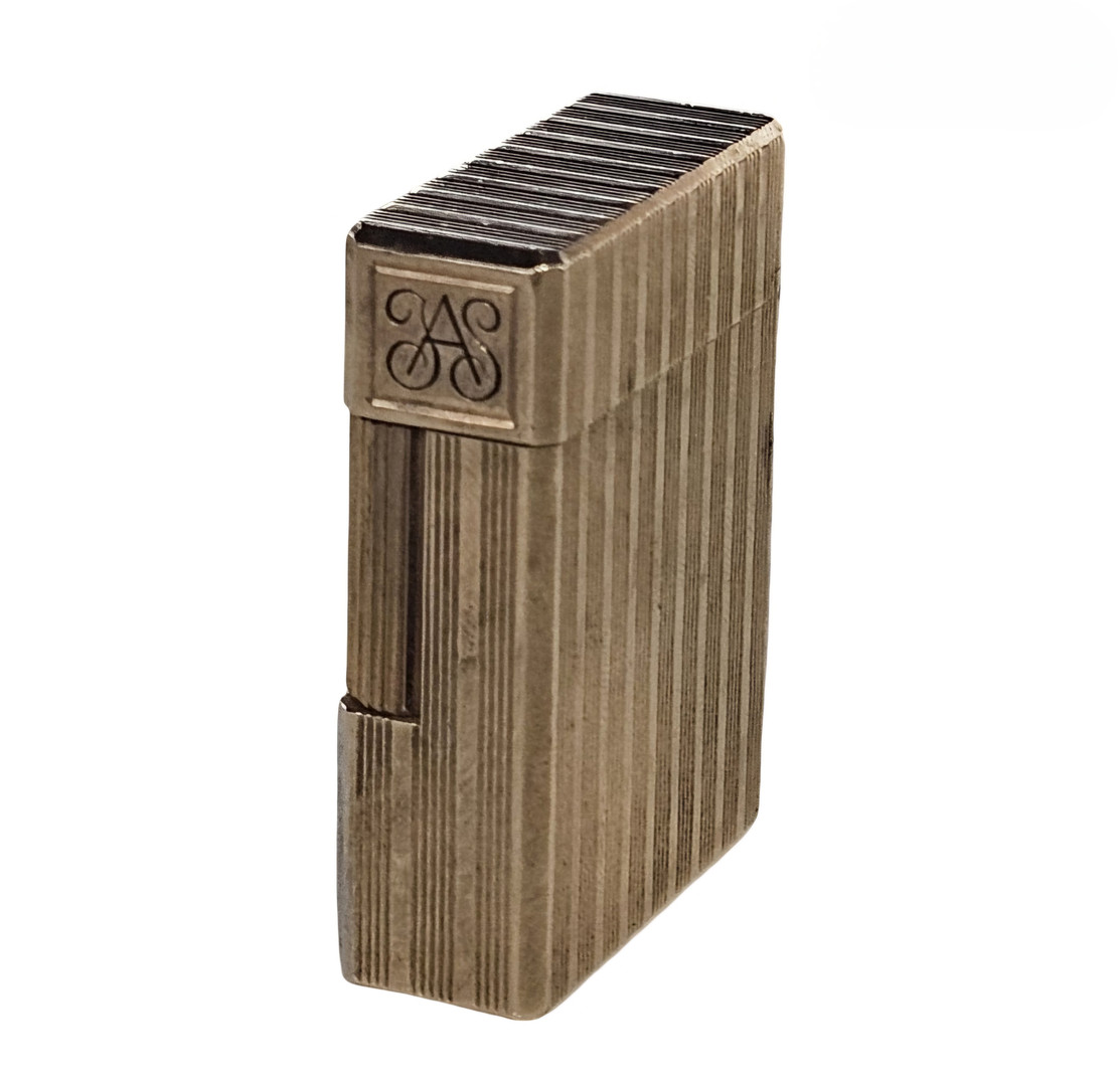DUPONT. Encendedor en plaqué de oro.
