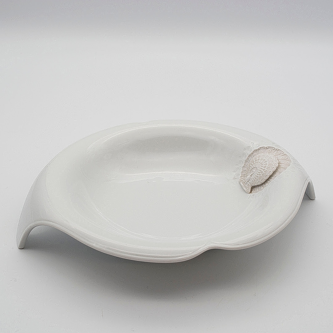 M. FREY. DESIGNERSCHALE, KAISER, SIGNIERT, BISKUITPORZELLAN, WEISS, MOTIV PFAU.