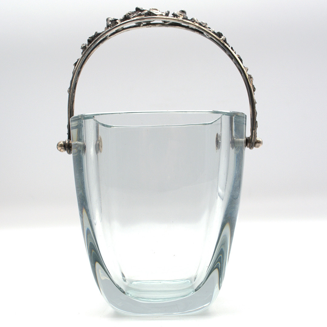 AAGE WEIMAR (1902-1986). DESIGNEREISKÜBEL, BLAUES KUNSTGLAS MIT GRIFF AUS STERLING SILBER, AUS DÄNEMARK, UM 1955.
