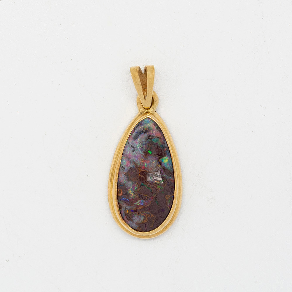 DESIGNER ANHÄNGER AUS 18 KARAT GOLD (750), GEPUNZT, UND EINEM GROSSEN MASSIVEN BOULDER OPAL.