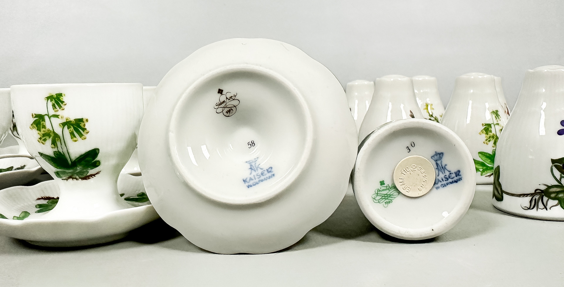 ÄGGKOPPAR & SALTSTRÖARE, 24 delar, porslin, Fyrklövern, Kaiser, Tyskland, 1900-tal.