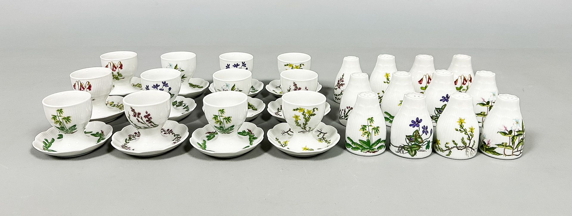 ÄGGKOPPAR & SALTSTRÖARE, 24 delar, porslin, Fyrklövern, Kaiser, Tyskland, 1900-tal.