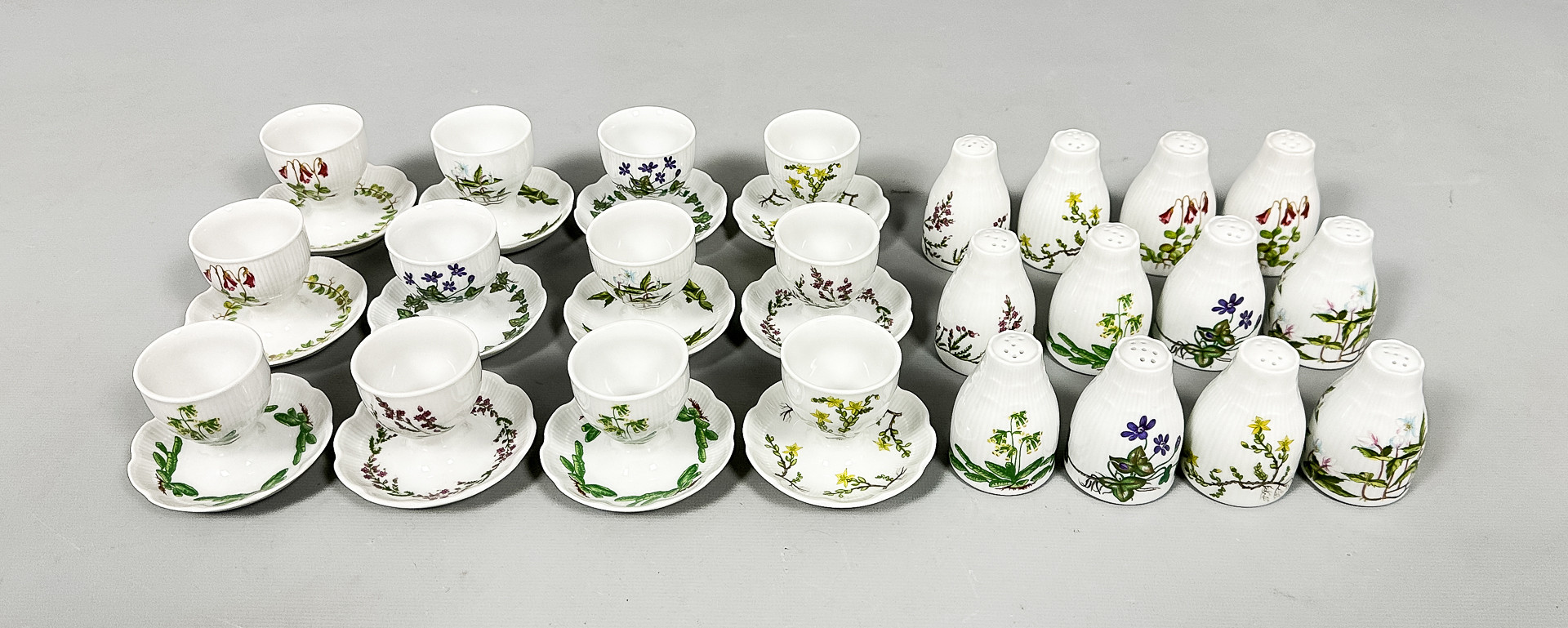 ÄGGKOPPAR & SALTSTRÖARE, 24 delar, porslin, Fyrklövern, Kaiser, Tyskland, 1900-tal.