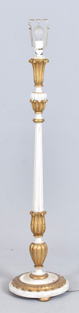 GOLVLAMPA, bemålat trä, Empirestil, 1900-tal.