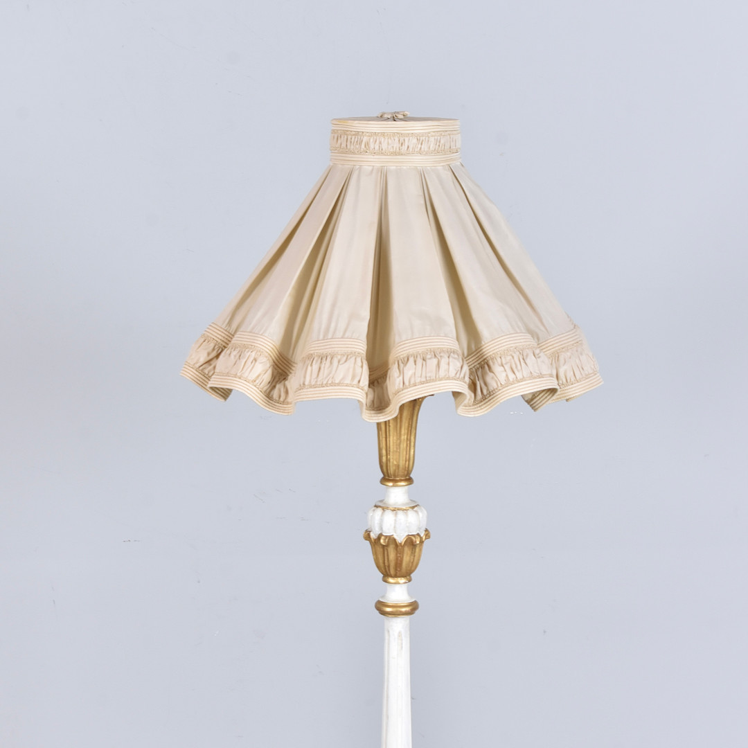 GOLVLAMPA, bemålat trä, Empirestil, 1900-tal.