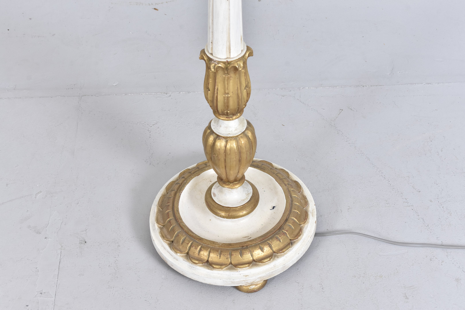 GOLVLAMPA, bemålat trä, Empirestil, 1900-tal.