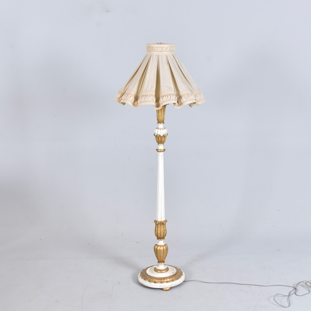 GOLVLAMPA, bemålat trä, Empirestil, 1900-tal.