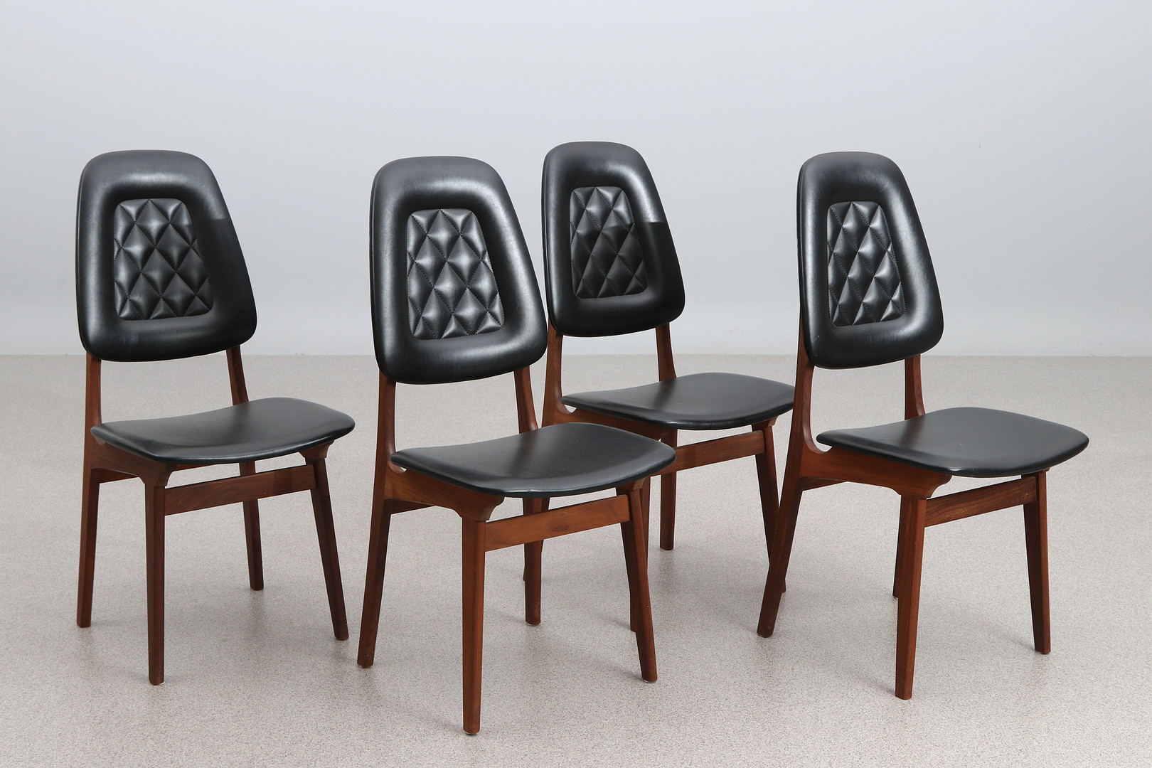 STOLAR, FYRA ST. Teak med galonklädsel. Sörheim, Norge, 1950/60-tal. Omärkta.