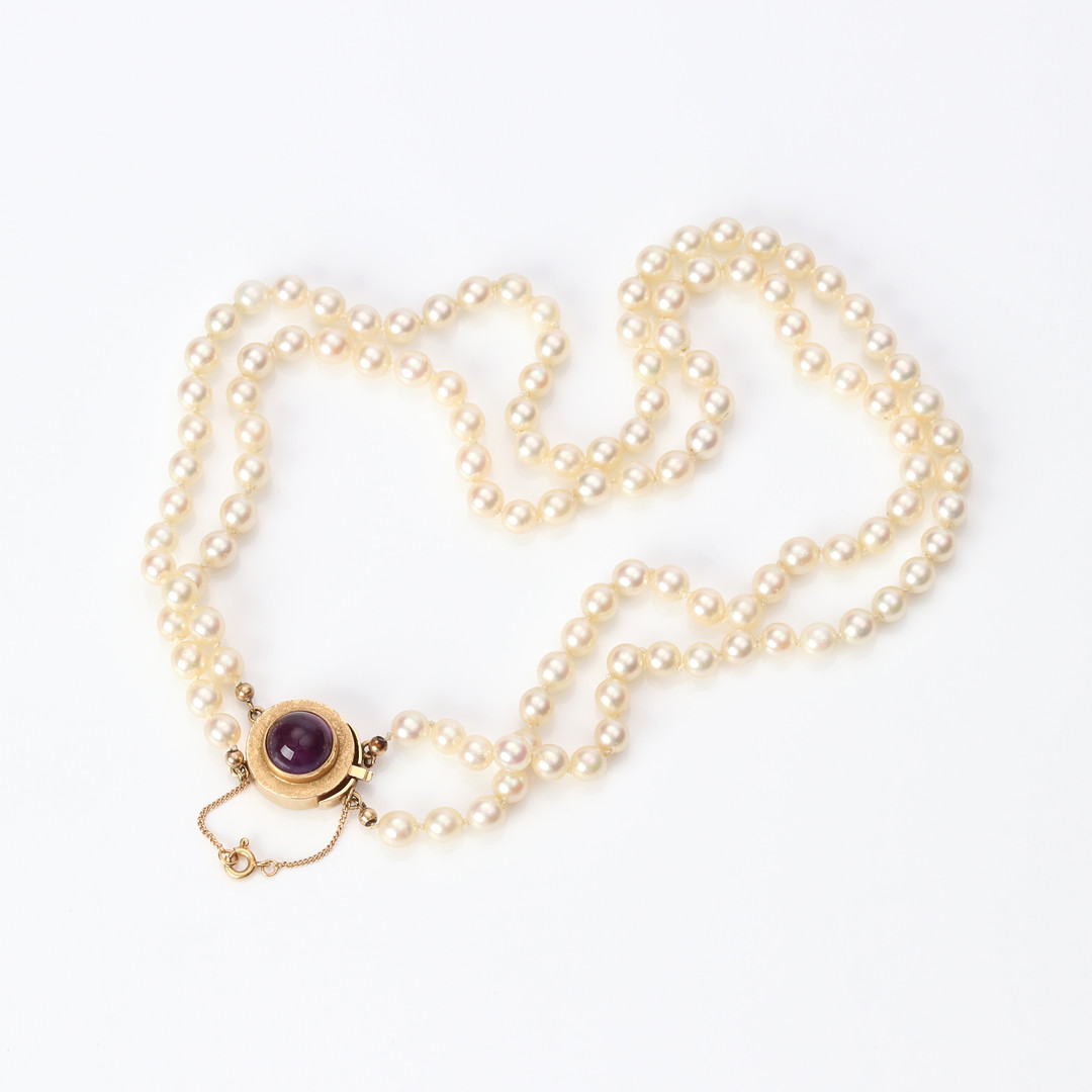 PÄRLCOLLIER. Dubbelradig collier med odlade saltvattenpärlor, lås i 14k guld med en cabochonslipad ametist.