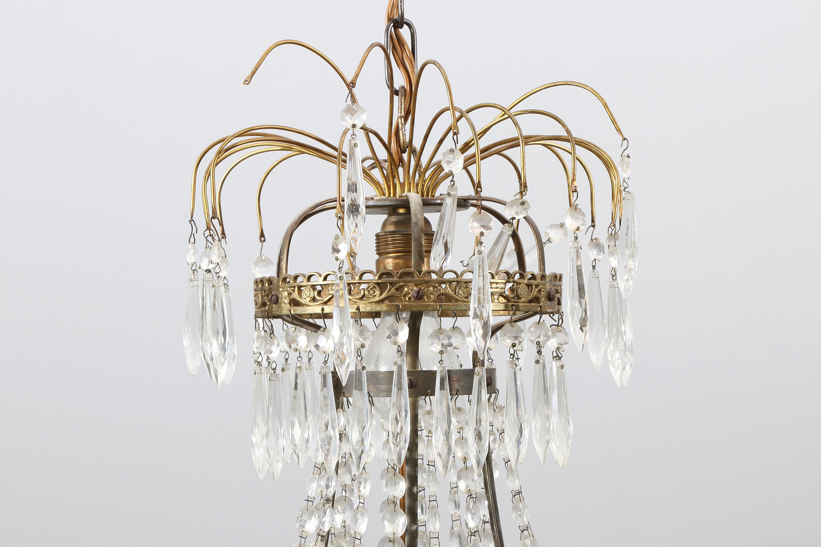 LJUSKRONA MED PRISMOR. Mässingsstomme med glasprismor. Empirestil, 1900-talets andra hälft.