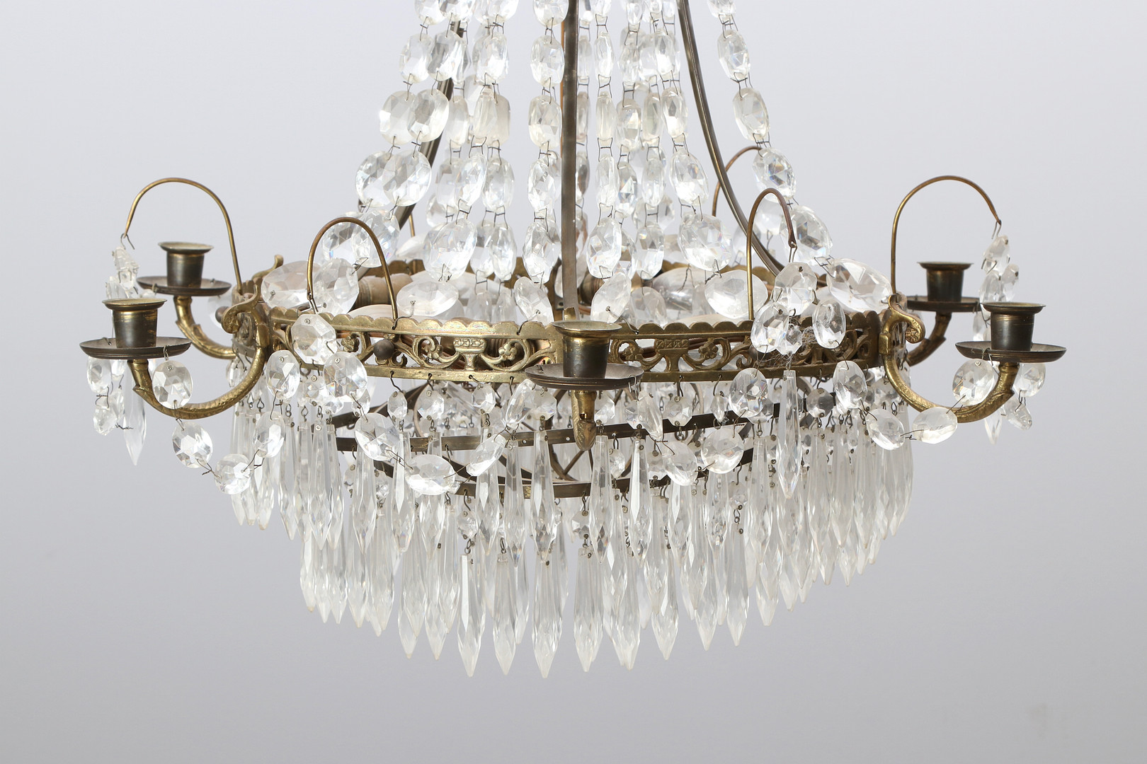 LJUSKRONA MED PRISMOR. Mässingsstomme med glasprismor. Empirestil, 1900-talets andra hälft.