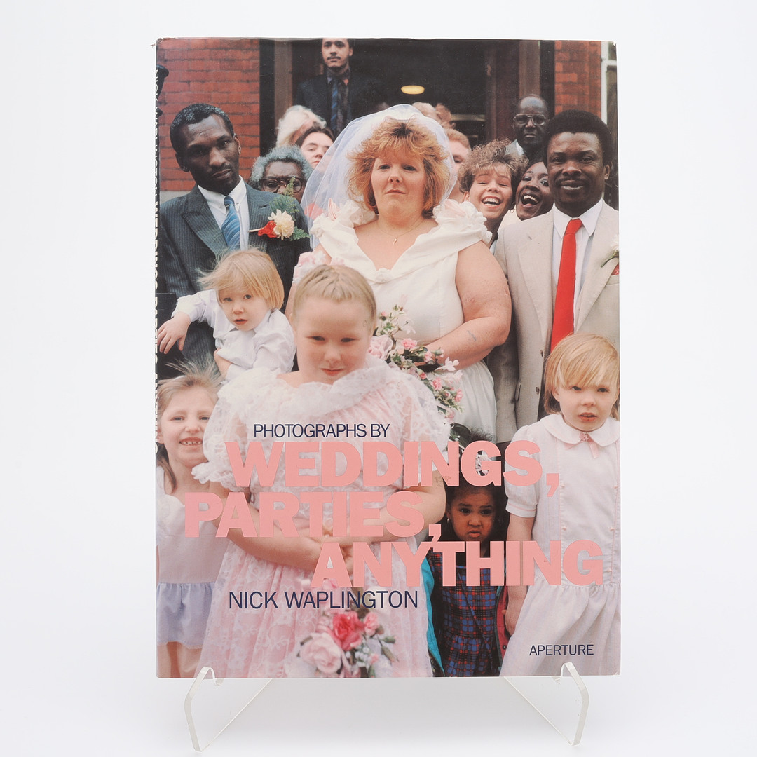 FOTO. DEN BRITTISKE FOTOGRAFEN NICK WAPLINGTONS "WEDDINGS, PARTIES, ANYTHING" I FÖRSTA UPPLAGAN, 1996.