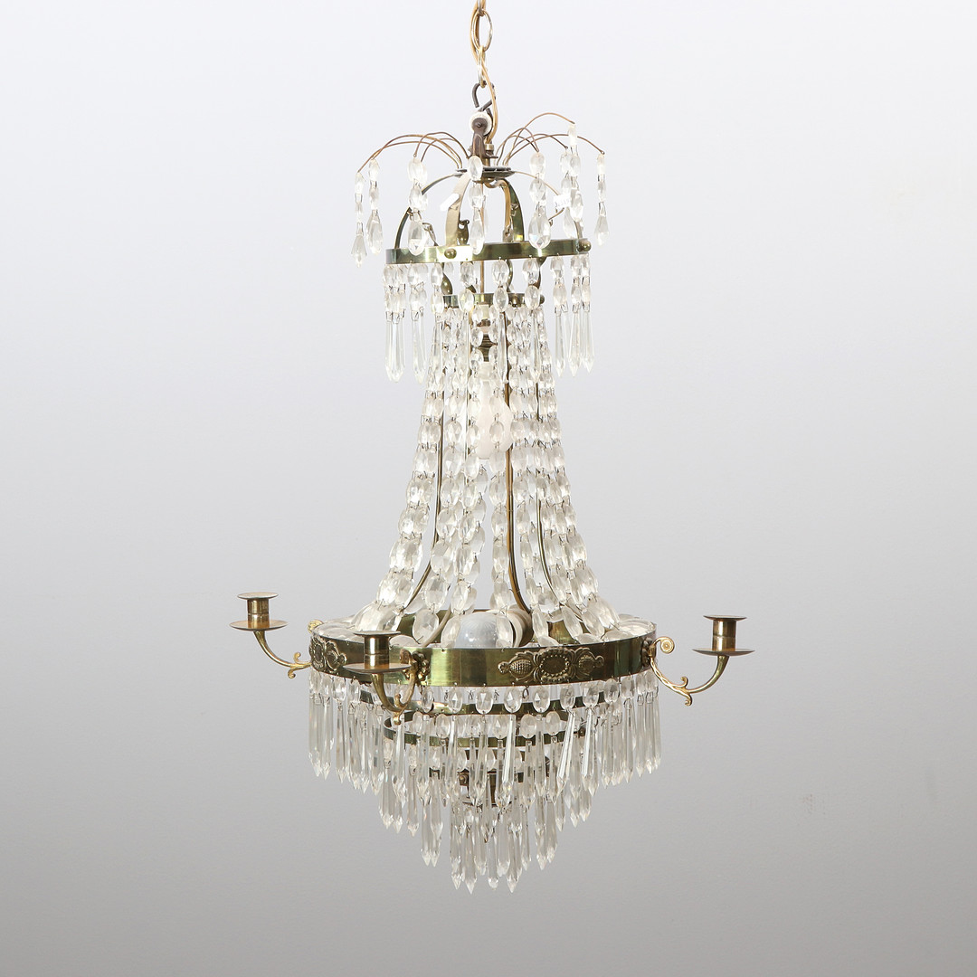 LJUSKRONA MED PRISMOR. Mässingsstomme med glasprismor. Empirestil, 1900-talets första hälft.