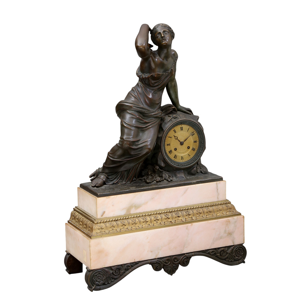 Louis Philippe table clock in patinated bronze and marble, 19th Century.