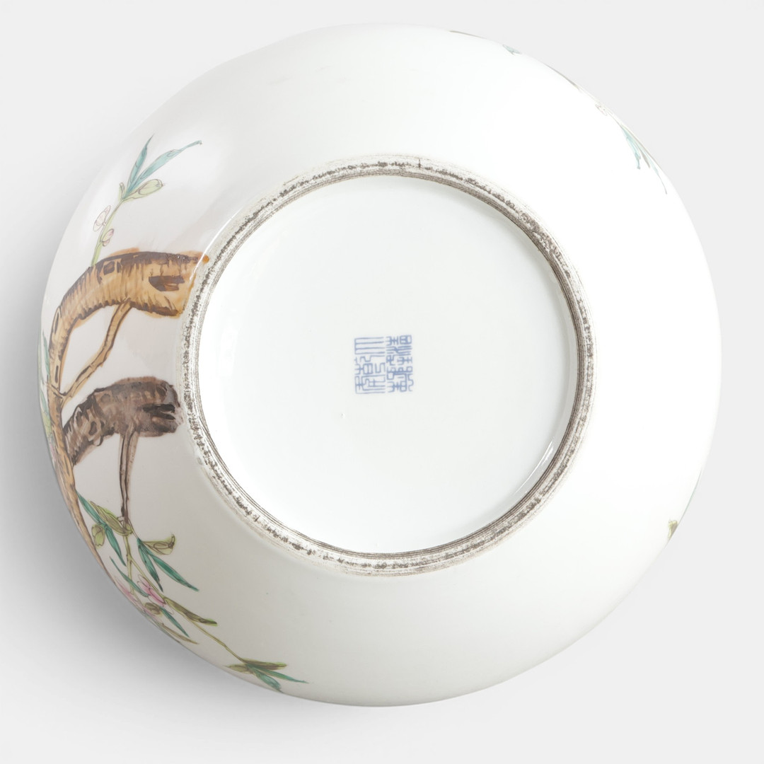 Stor kinesisk løgformet vase, dekoreret med flerfarvet motiv i form af ferskentræ med ferskner. Signeret i bunden. Kina, 20. årh.