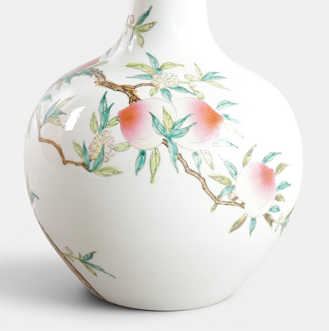 Stor kinesisk løgformet vase, dekoreret med flerfarvet motiv i form af ferskentræ med ferskner. Signeret i bunden. Kina, 20. årh.