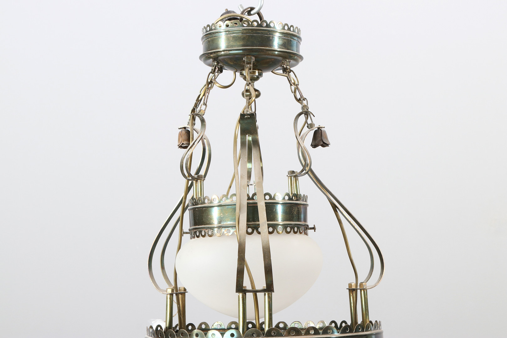 TAKLAMPA. Mässing med glaskupa. 1900-talets första hälft. Enligt uppgift lärlingsarbete.