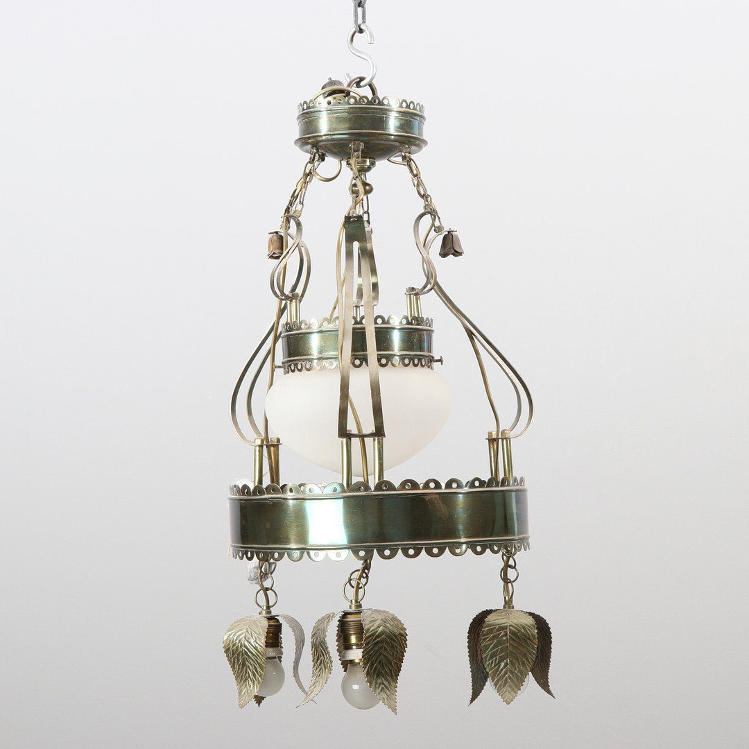TAKLAMPA. Mässing med glaskupa. 1900-talets första hälft. Enligt uppgift lärlingsarbete.