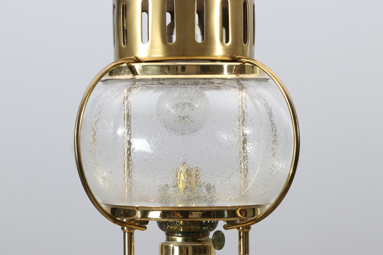TAKLYKTA. Mässing och glas. "Fregat-lampen". Replika i begränsad upplaga på lykta från Fregatten Jylland. Nr 7543.