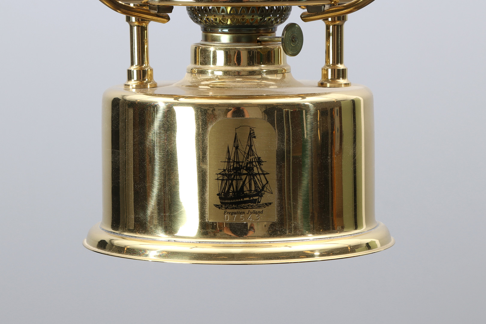 TAKLYKTA. Mässing och glas. "Fregat-lampen". Replika i begränsad upplaga på lykta från Fregatten Jylland. Nr 7543.