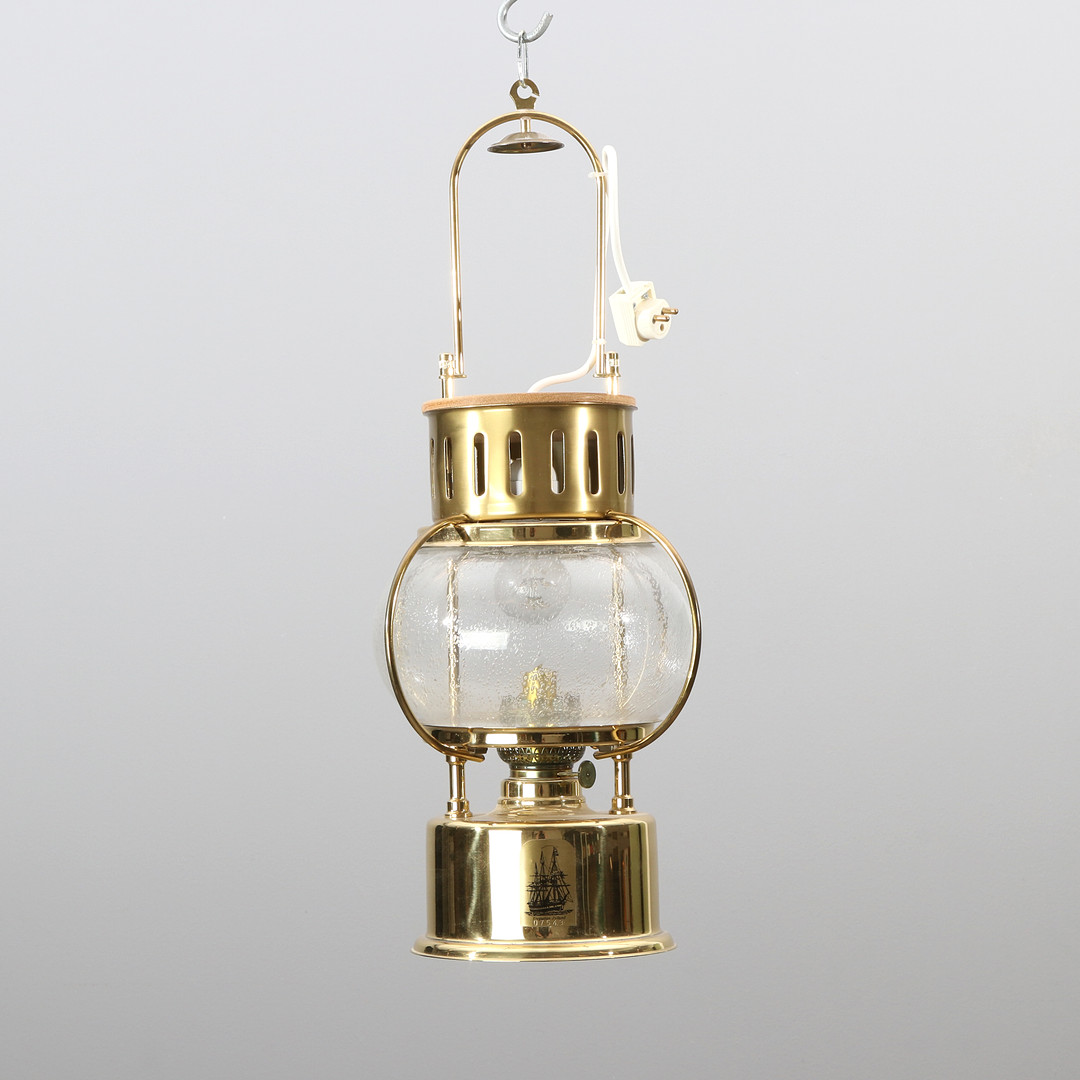 TAKLYKTA. Mässing och glas. "Fregat-lampen". Replika i begränsad upplaga på lykta från Fregatten Jylland. Nr 7543.