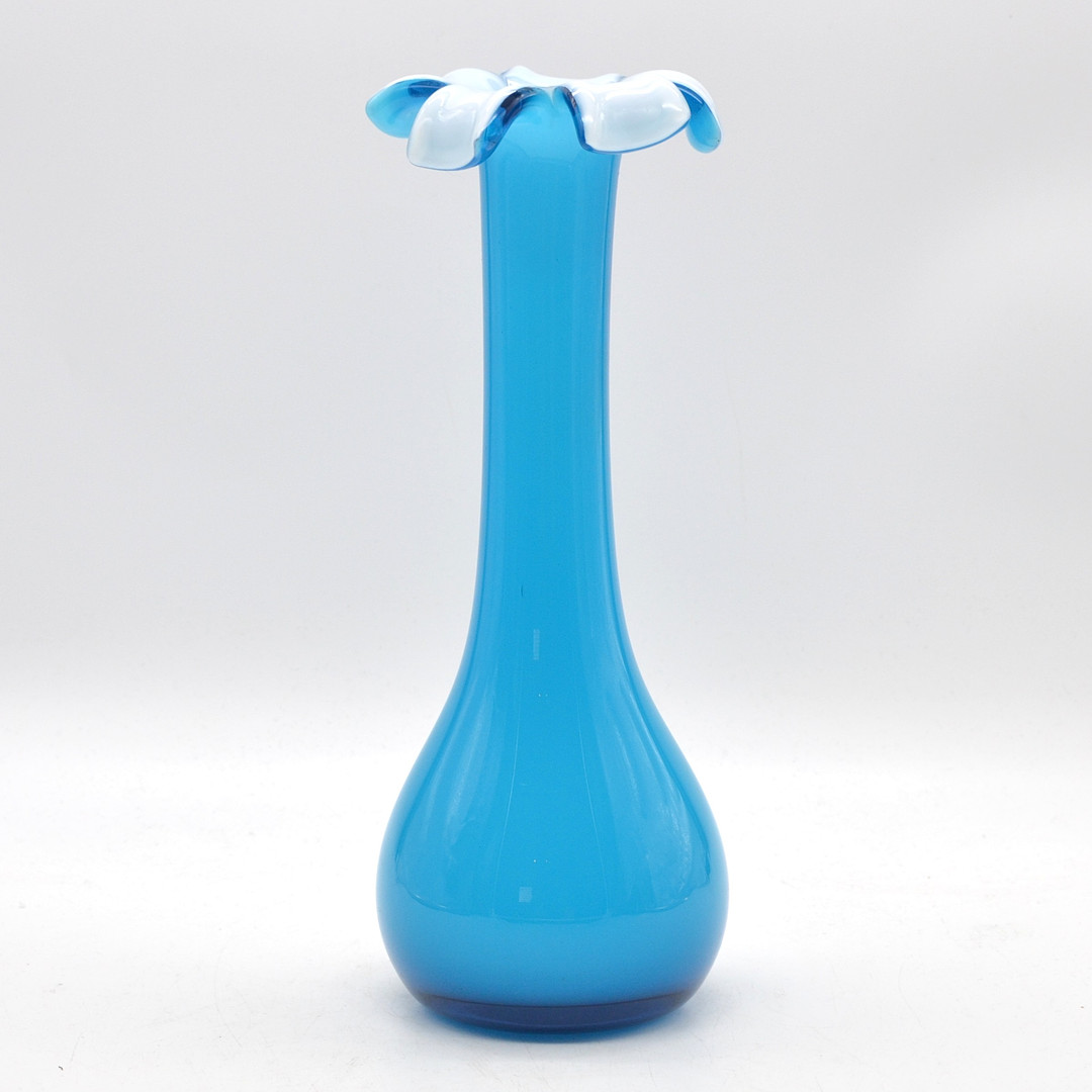 DESIGNERVASE, STUDIOGLAS UND OPALGLAS, HANDGEMACHT UND MUNDGEBLASEN, 20. JAHRHUNDERT.