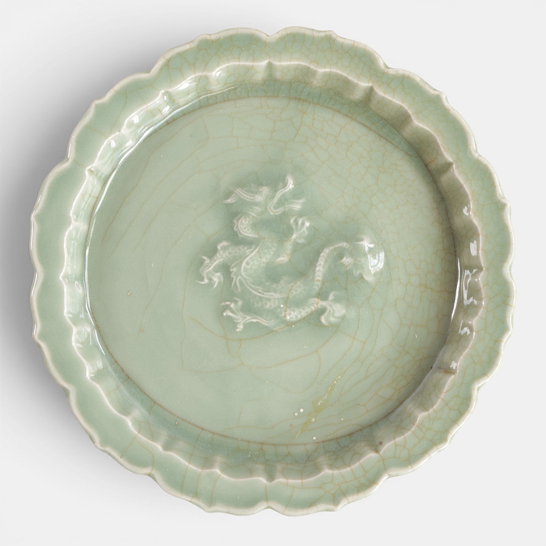 Kinesisk skål, dekoreret med celadon glasur med krakelé teknik, motiv af drage. Kina, 20. årh.