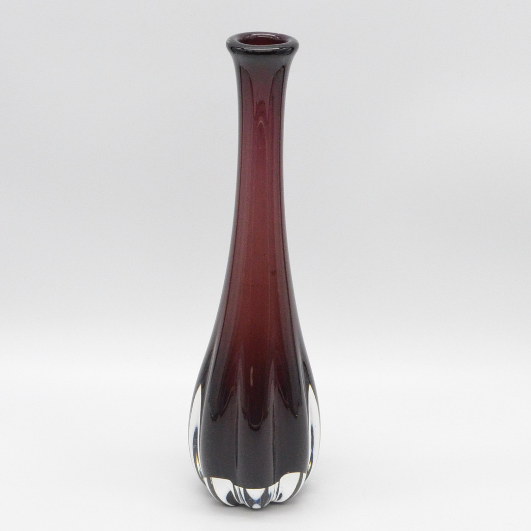 SEA GLASBRUK, KOSTA, LANGGEZOGENE VASE, STUDIOGLAS, BORDEAUXROT, HANDGEMACHT, SCHWEDEN, UM 1950.